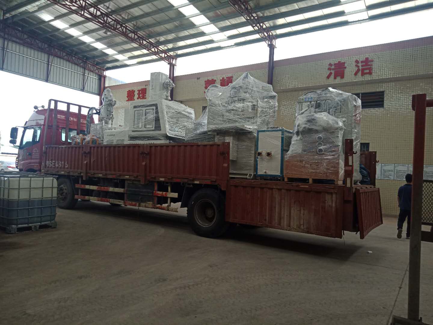 立式雙色注塑機出機 立式雙色注塑機出機